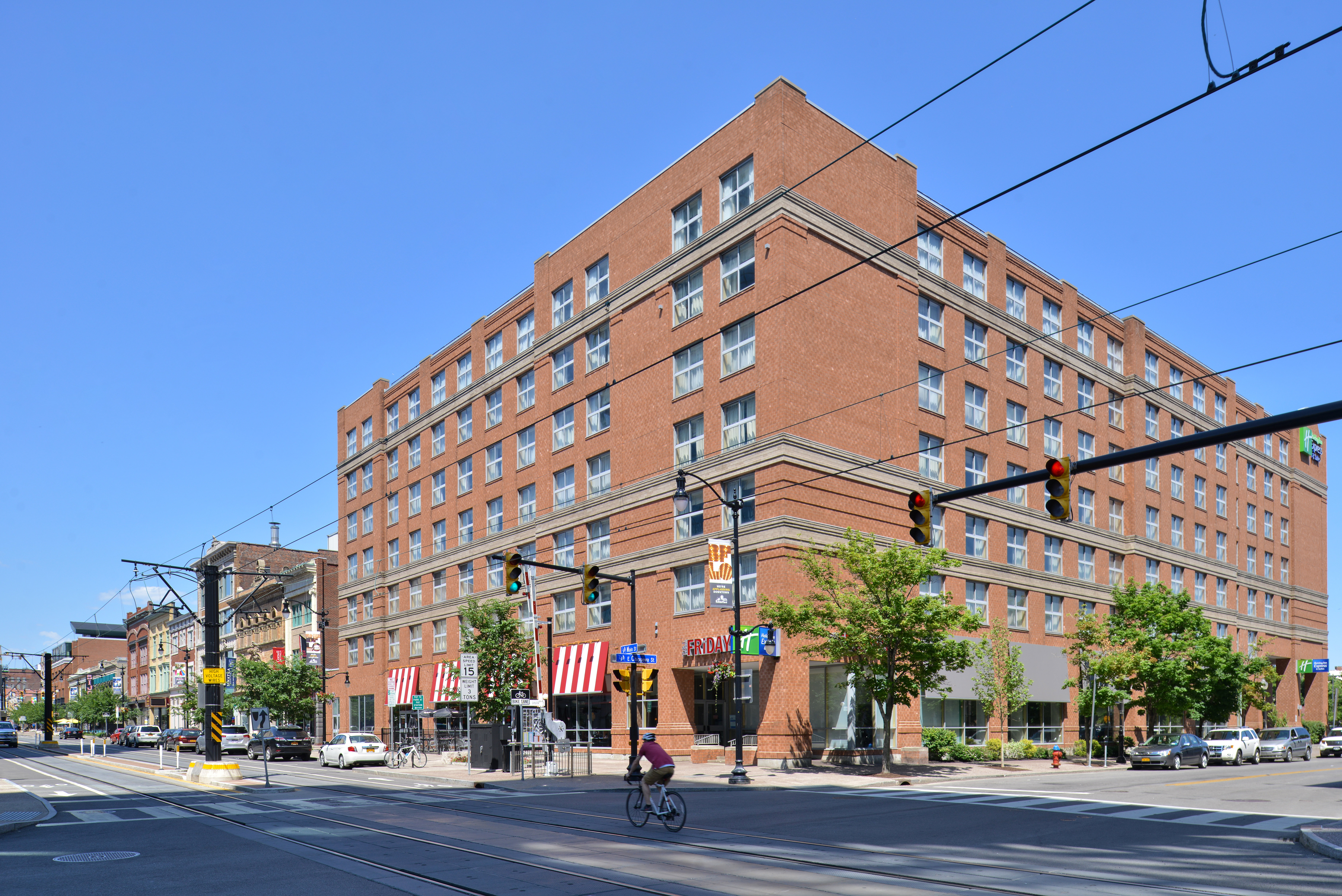 Holiday Inn Express And Suites Downtown Buffalo Ex Comfort Suites 18/20