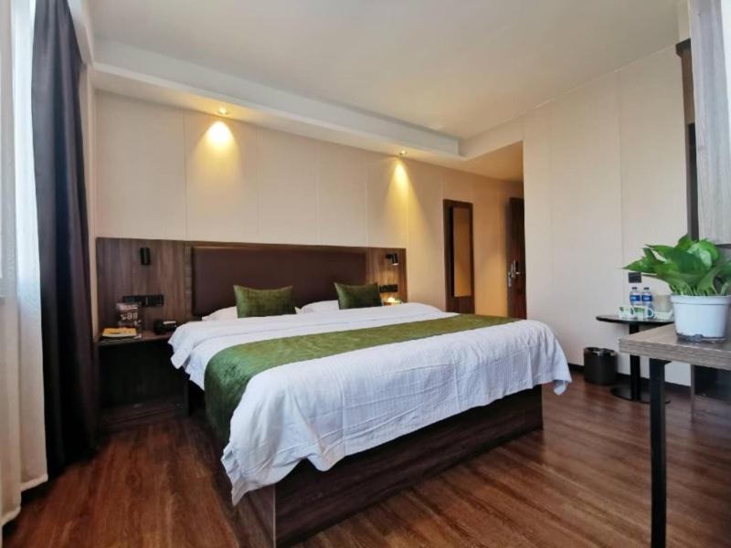 GREENTREE INN LIUAN HUOSHAN COUNTY YINGJIA AVENUE HOTEL 20/50