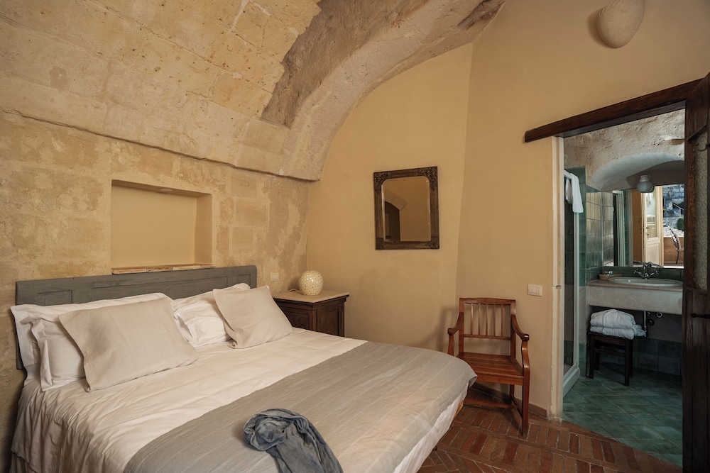 TRADITIONAL, SINGLE, DOUBLE BED, CITY VIEW