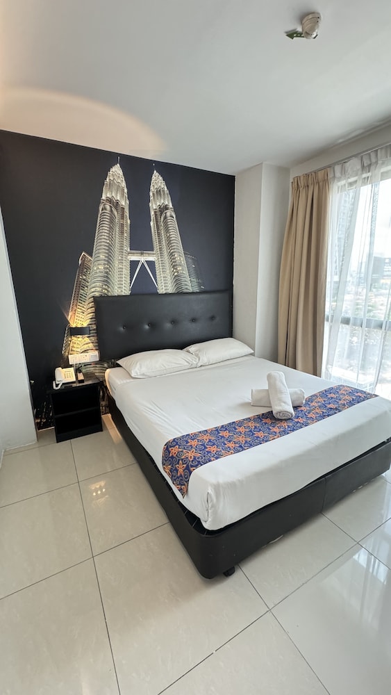 DELUXE, QUEEN BED