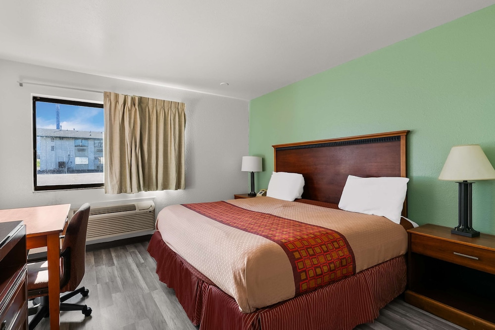 ROOM, KING BED