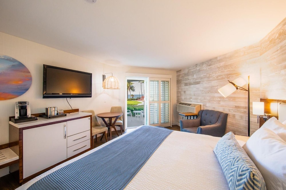 SeaCrest Oceanfront Hotel 30/70