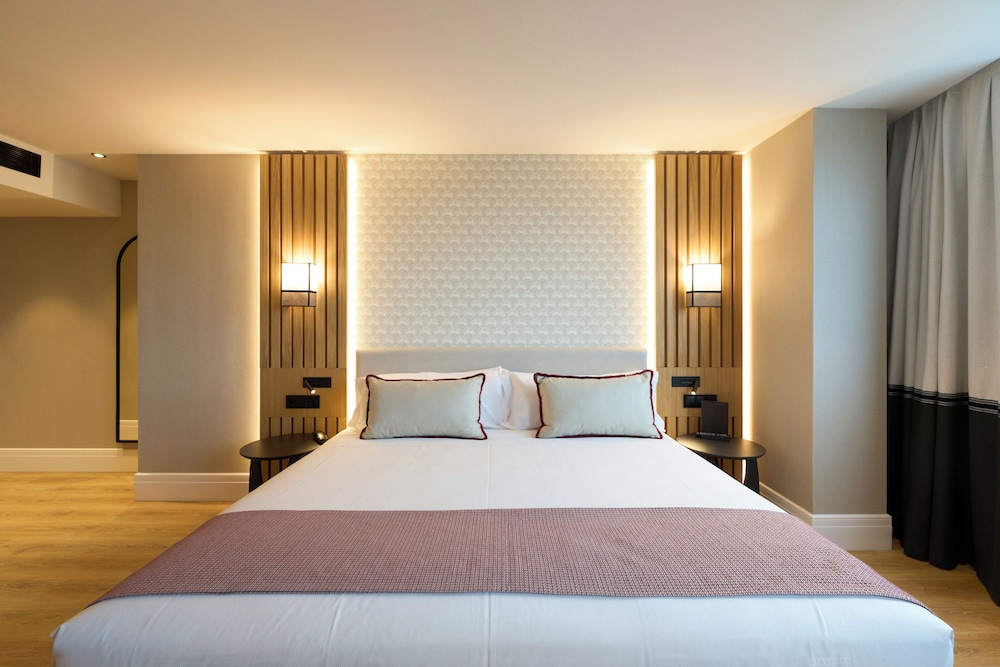 Deluxe, Single, 2 Double Beds