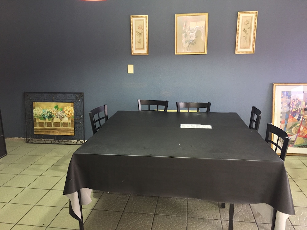 Budget Inn 38/43