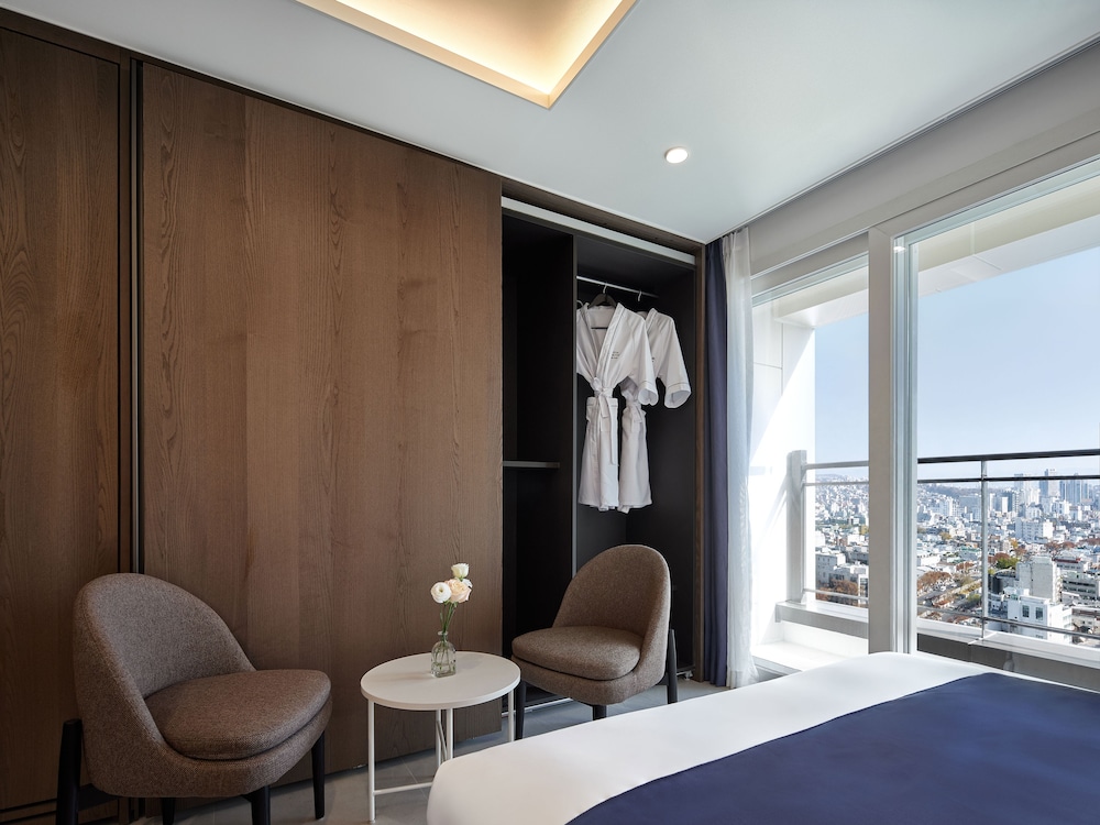 غرفة بريميير ديلوكس عائلية بسريرين منفصلين وسرير مزدوج وسرير فردي، Hotel The Botanik Sewoon Myeongdong 3/5