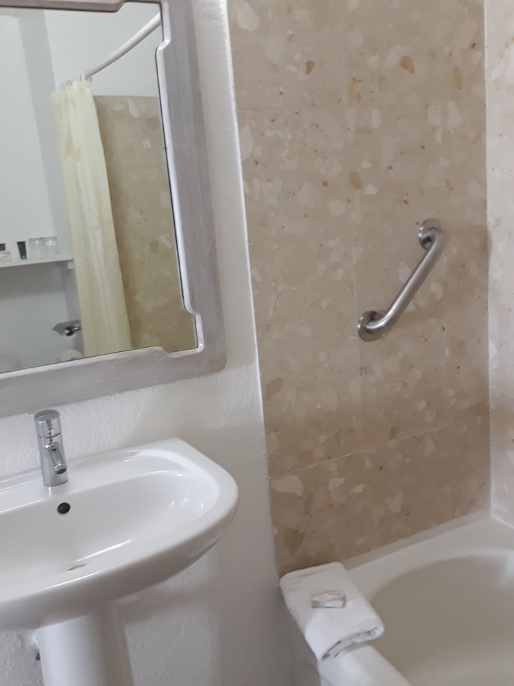 Sunswept Beach Hotel 40/44