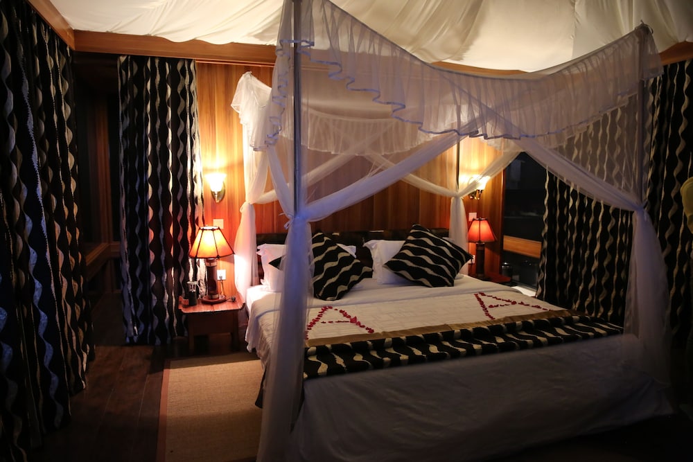 AA Lodge Masai Mara 16/50