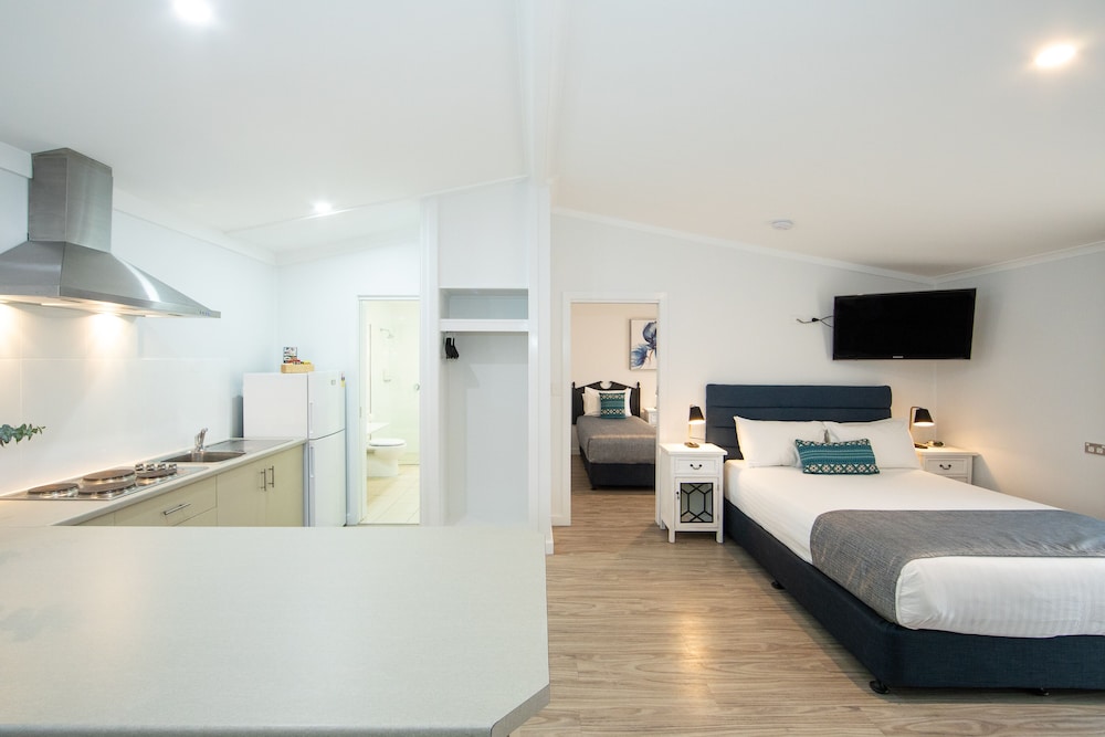 Family Suite, Multiple Beds, Pool Side, Kitchenette