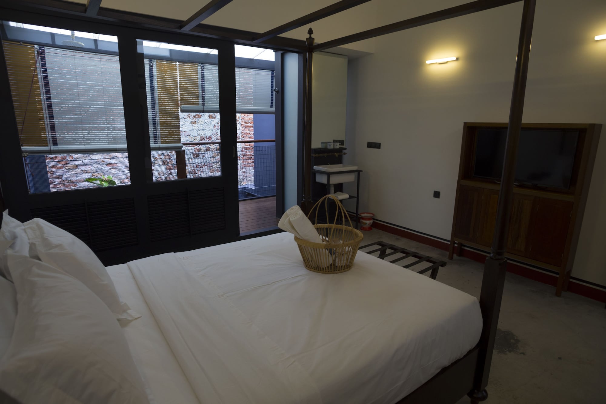 SIGNATURE, QUEEN BED, COURTYARD VIEW