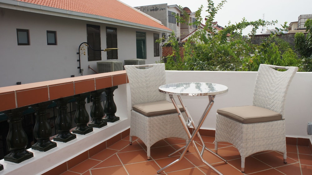 Heeren Straits Hotel 66/75