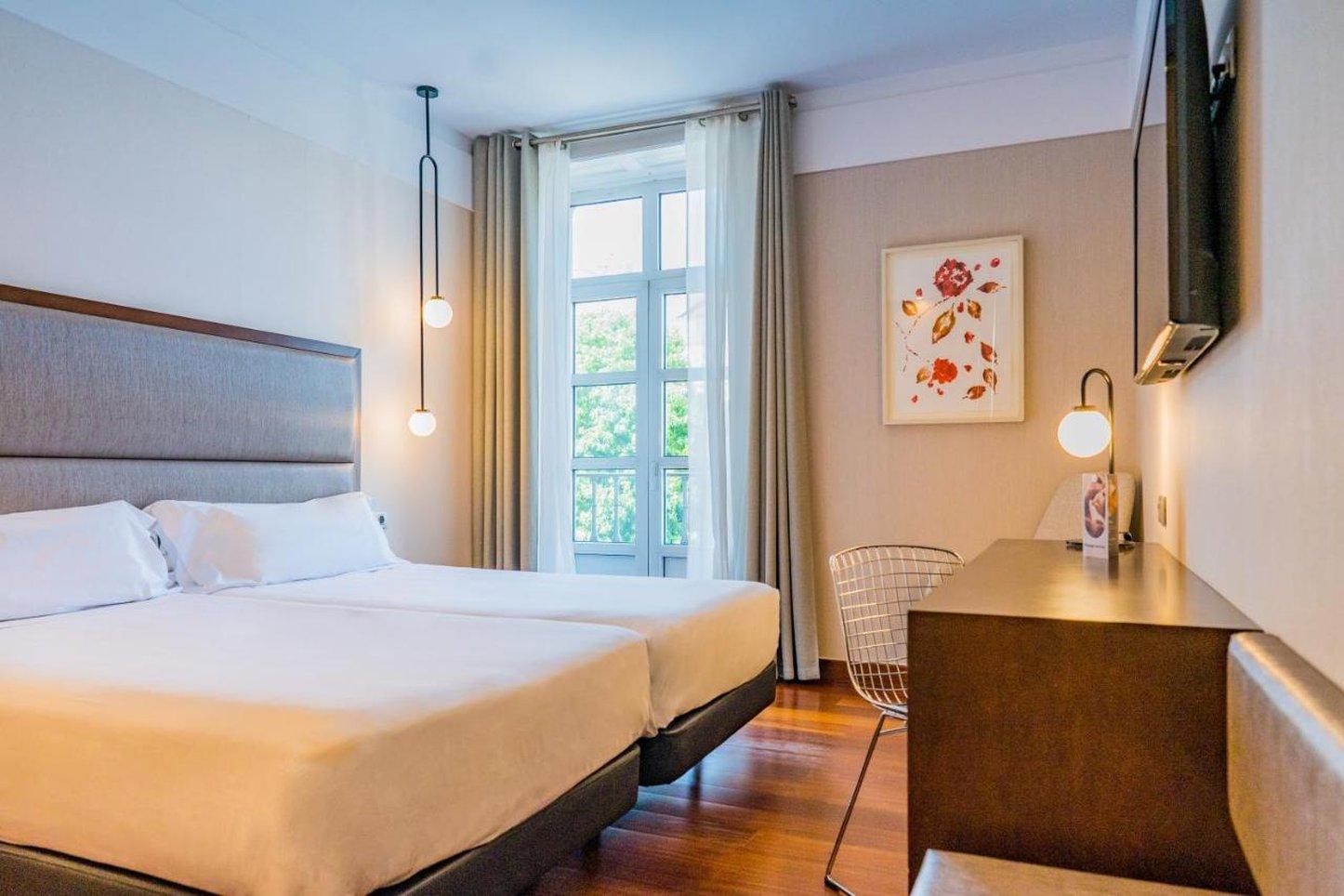 ROOM, DOUBLE OR TWIN BED