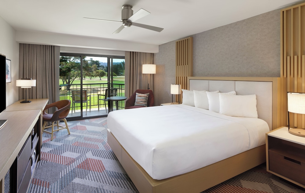 Room, King Bed, Golf Course View, Balcony