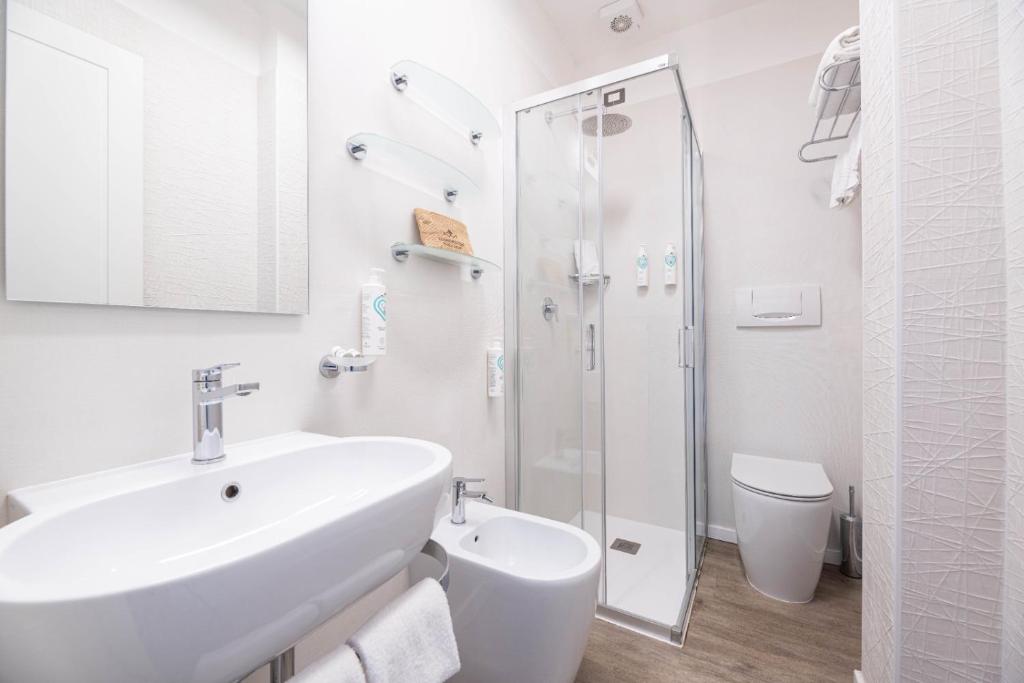 Superior, Double Bed, Lateral Side Sea View، Hotel Riva Del Sole 2/2