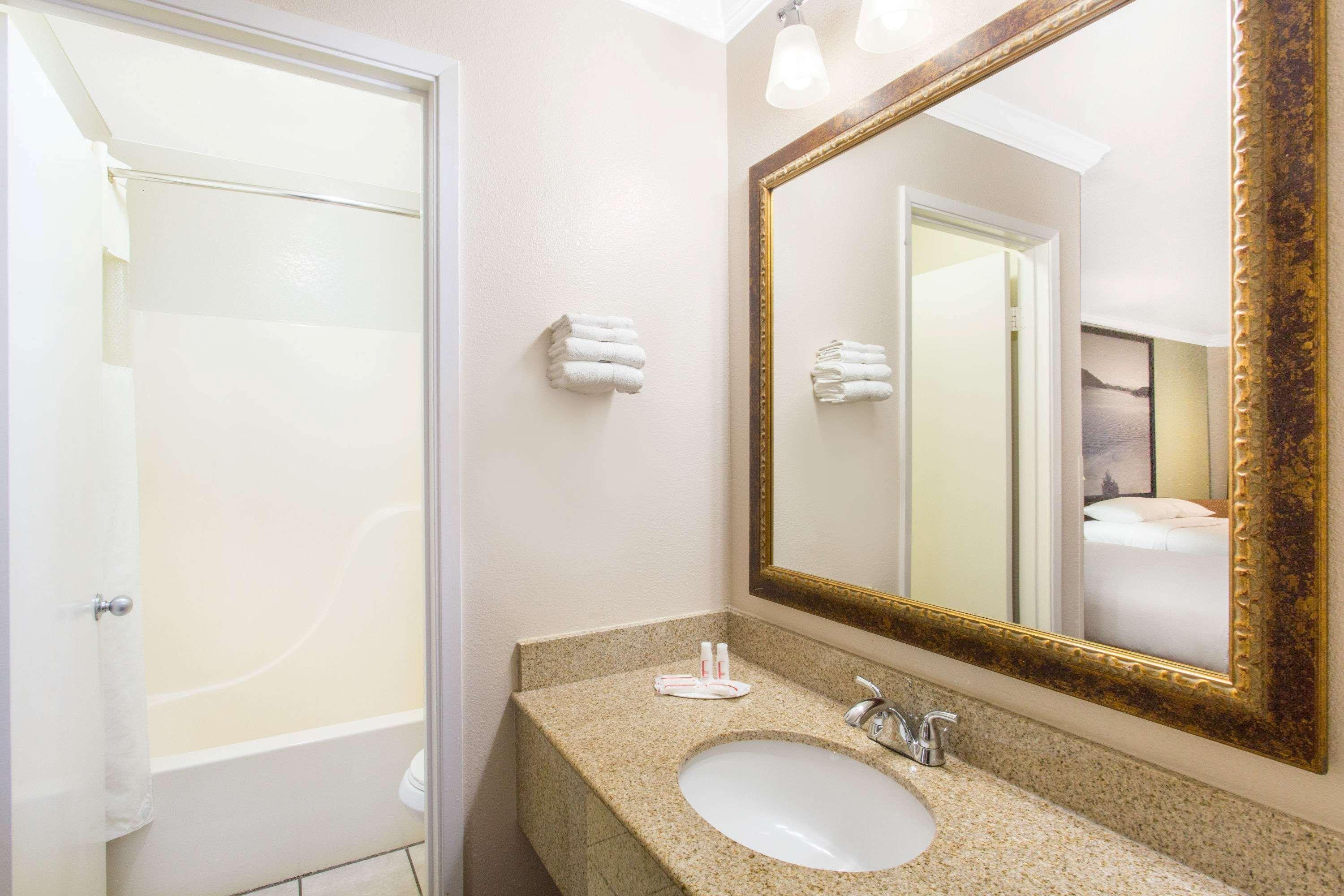 Upper Lake Inn & Suites 25/28