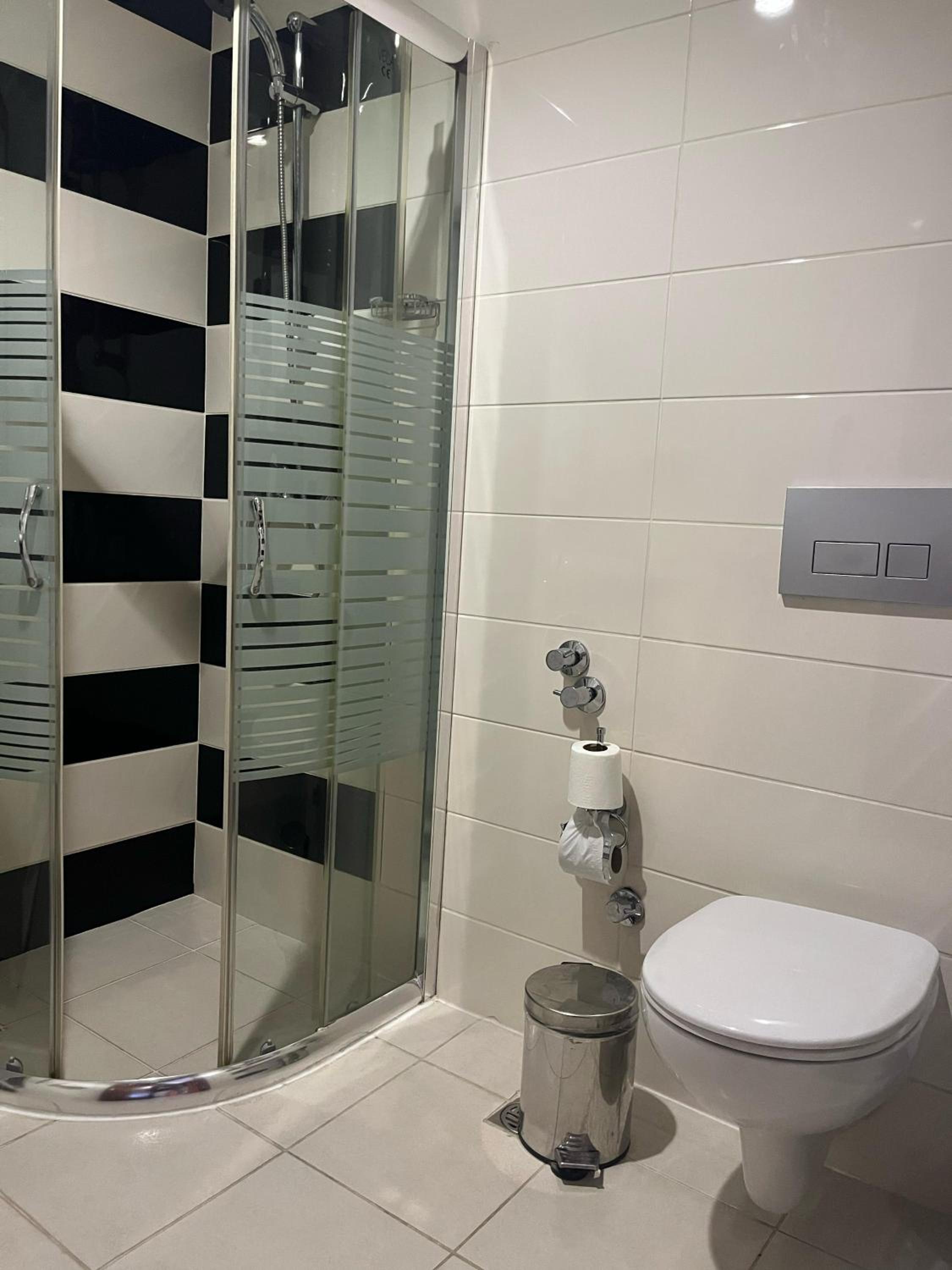 غرفة ثلاثية، ASRIN BUSINESS HOTEL 7/10