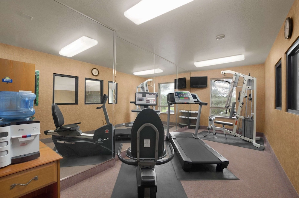 Days Inn & Suites by Wyndham San Antonio North/Stone Oak 33/63