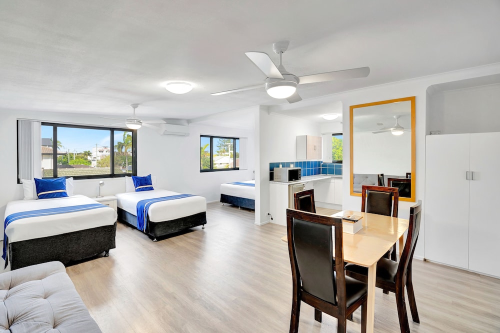 Montego Mermaid Beach Motel 27/69