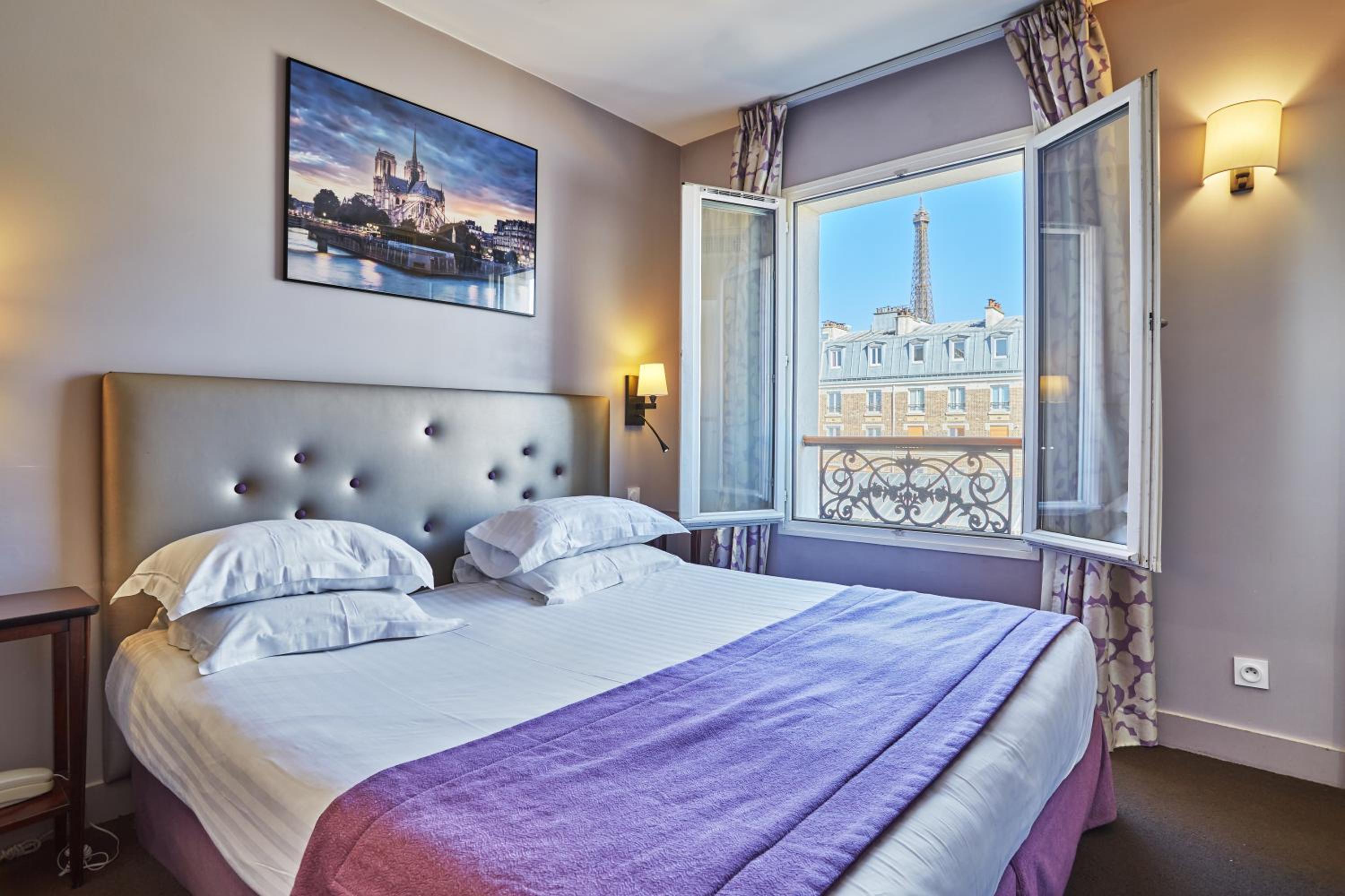 Superior, Queen Bed, Eiffel View