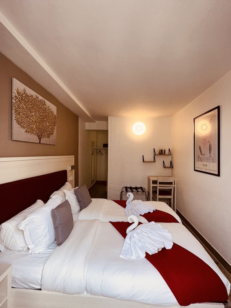 ROOM, TWIN BEDS