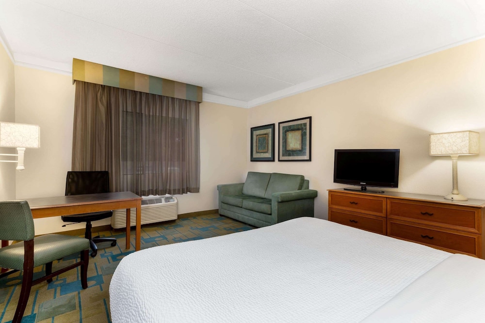 La Quinta Inn & Suites by Wyndham St. Pete-Clearwater Airpt 21/51