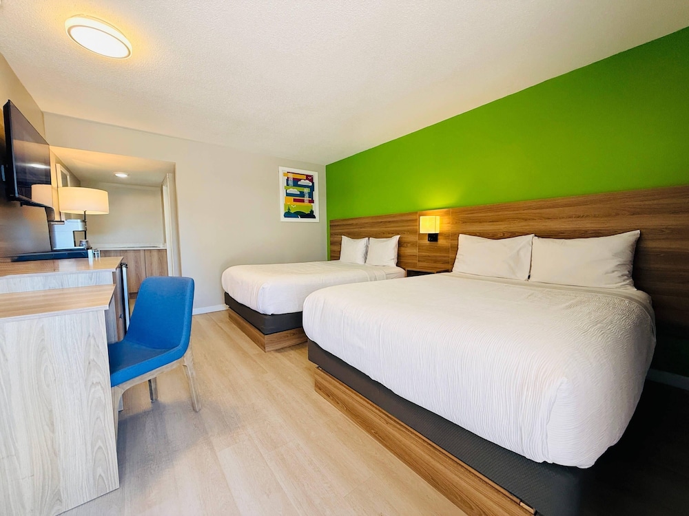 Efficiency, 2 Queen Beds