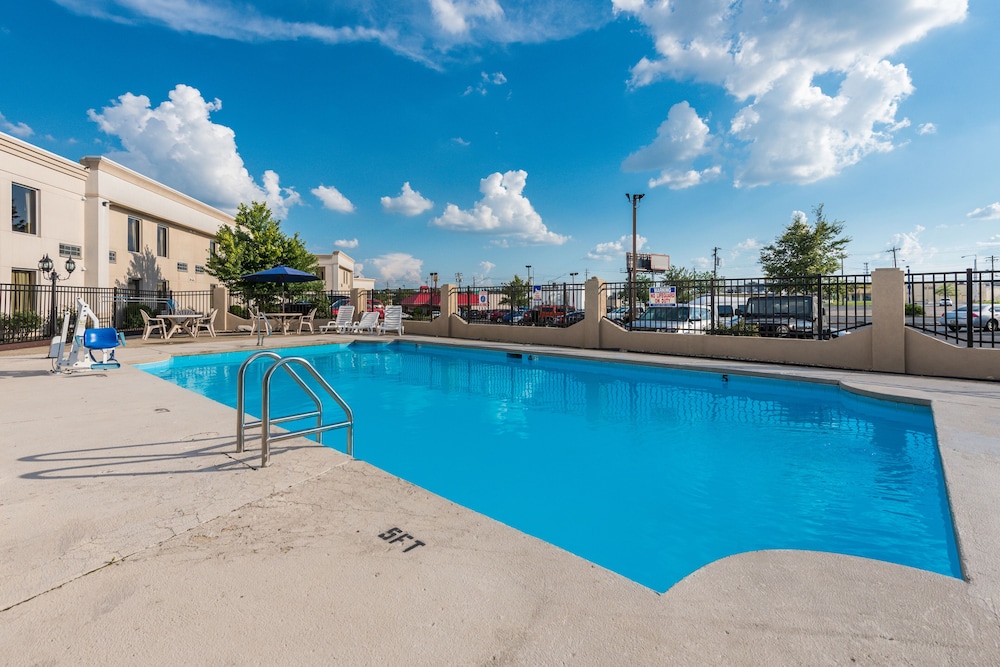 Quality Inn & Suites Cincinnati Uptown Norwood 5/45