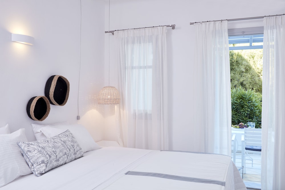 Mr Mrs White Paros 28/76