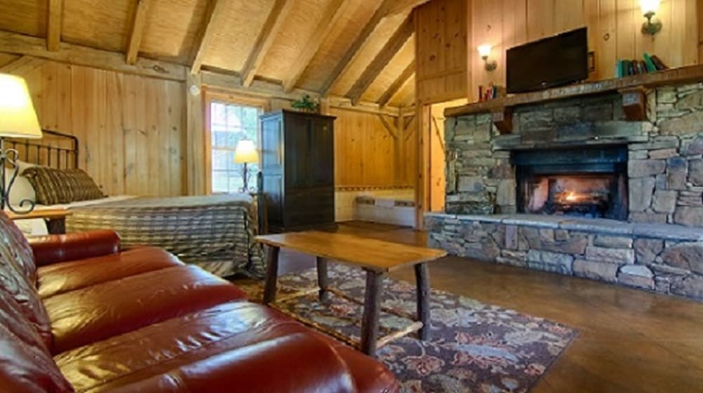 The Smokehouse Lodge and Cabins 50/75