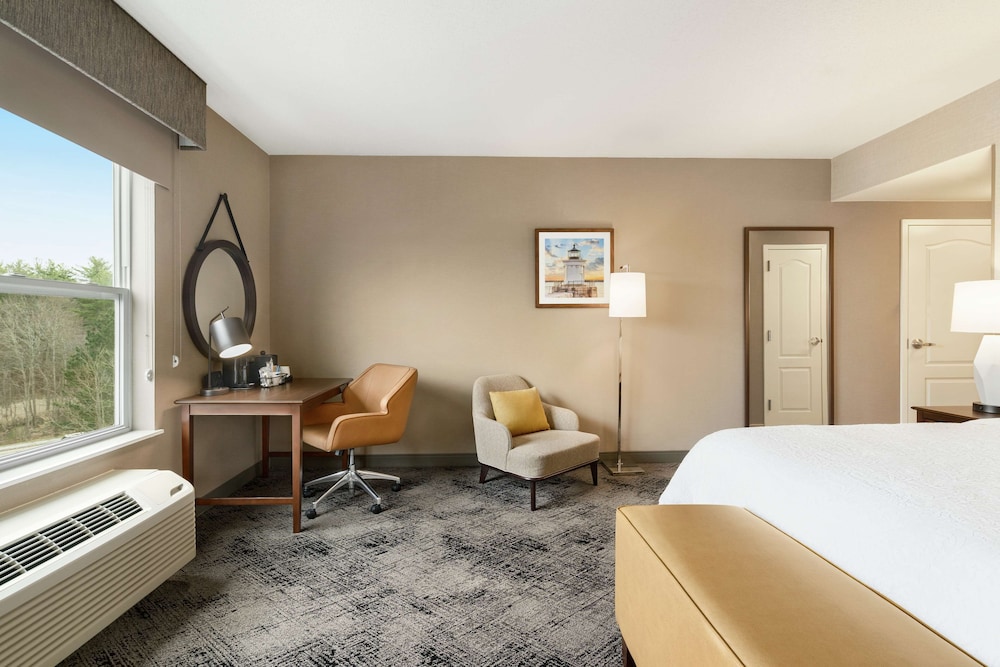 Hampton Inn Suites Exeter 28/52