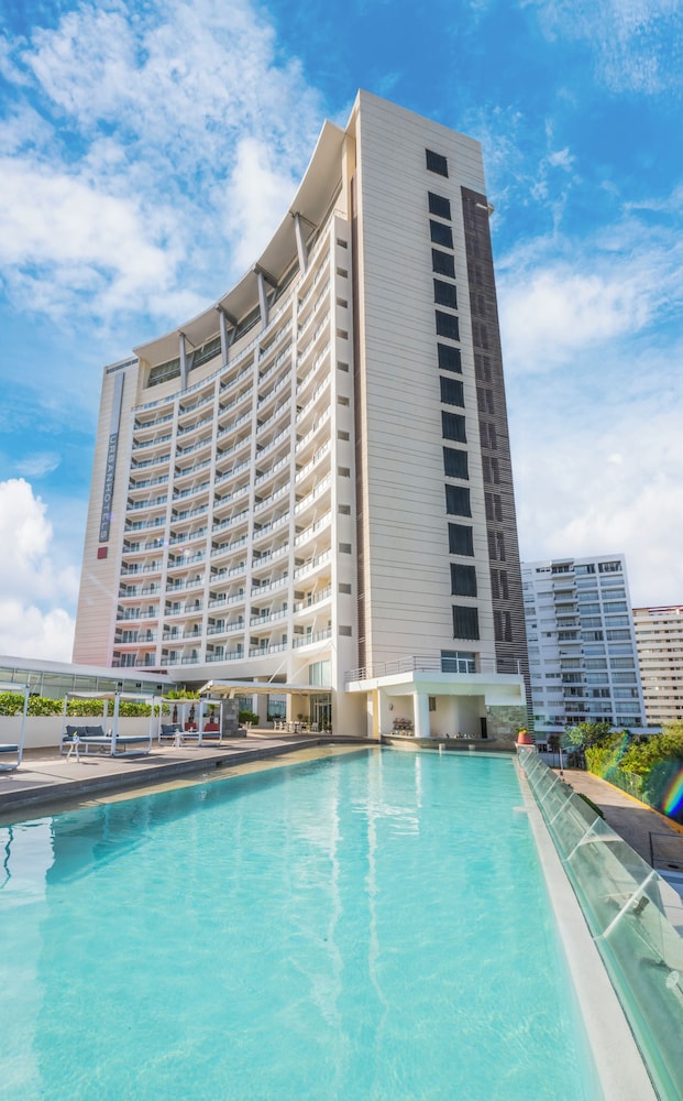 Krystal Urban Cancun 7/63