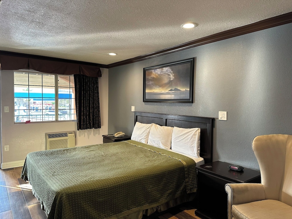 Americas Best Value Inn Corona 16/46