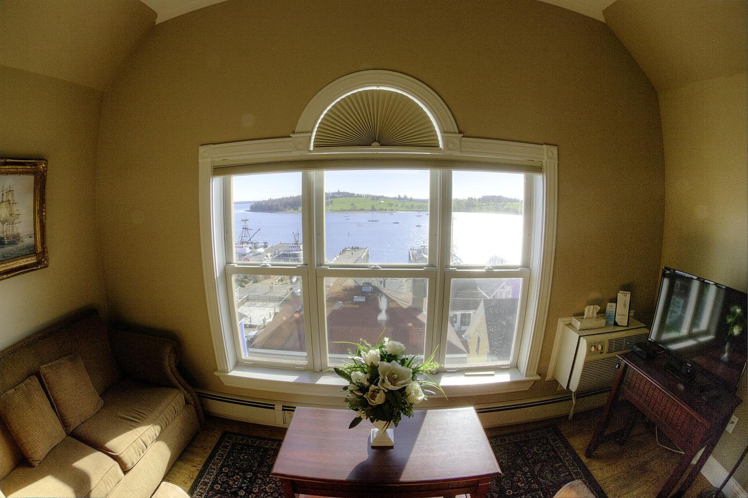 Lunenburg Arms Hotel 31/39