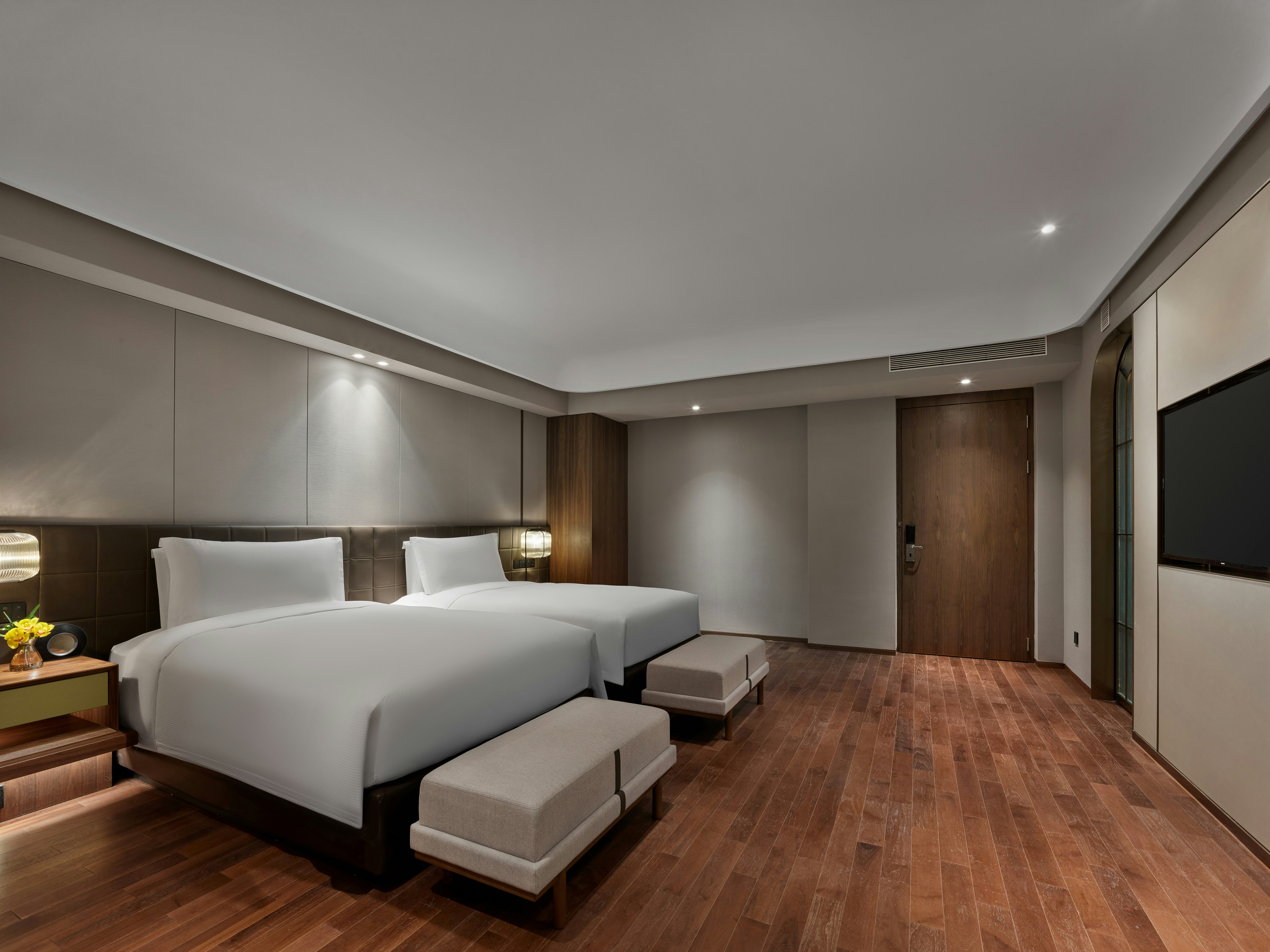 EXECUTIVE, TWIN BEDS