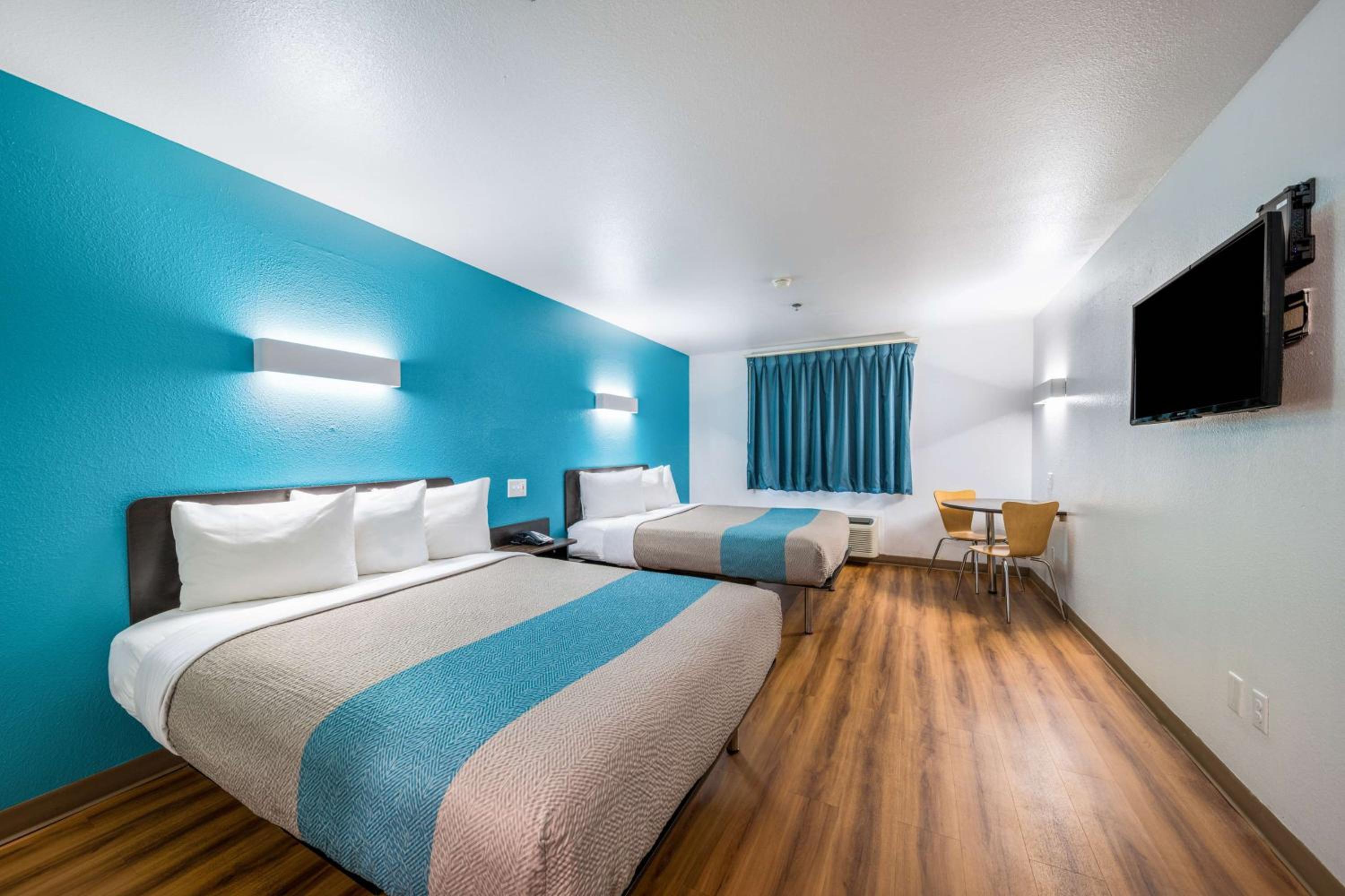 2 King Beds Non-Smoking, Micfridge