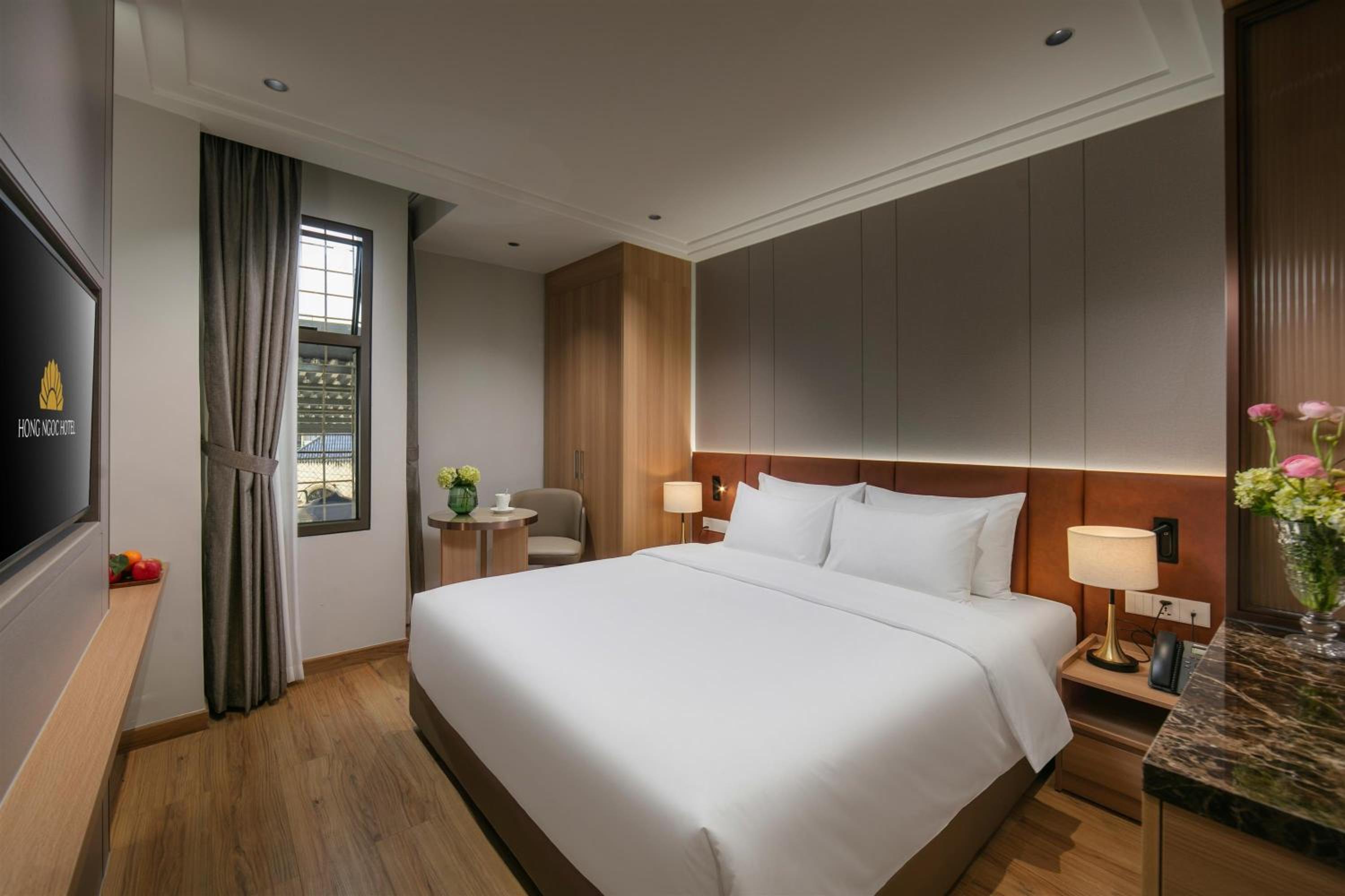 Superior, Queen Bed, No Window