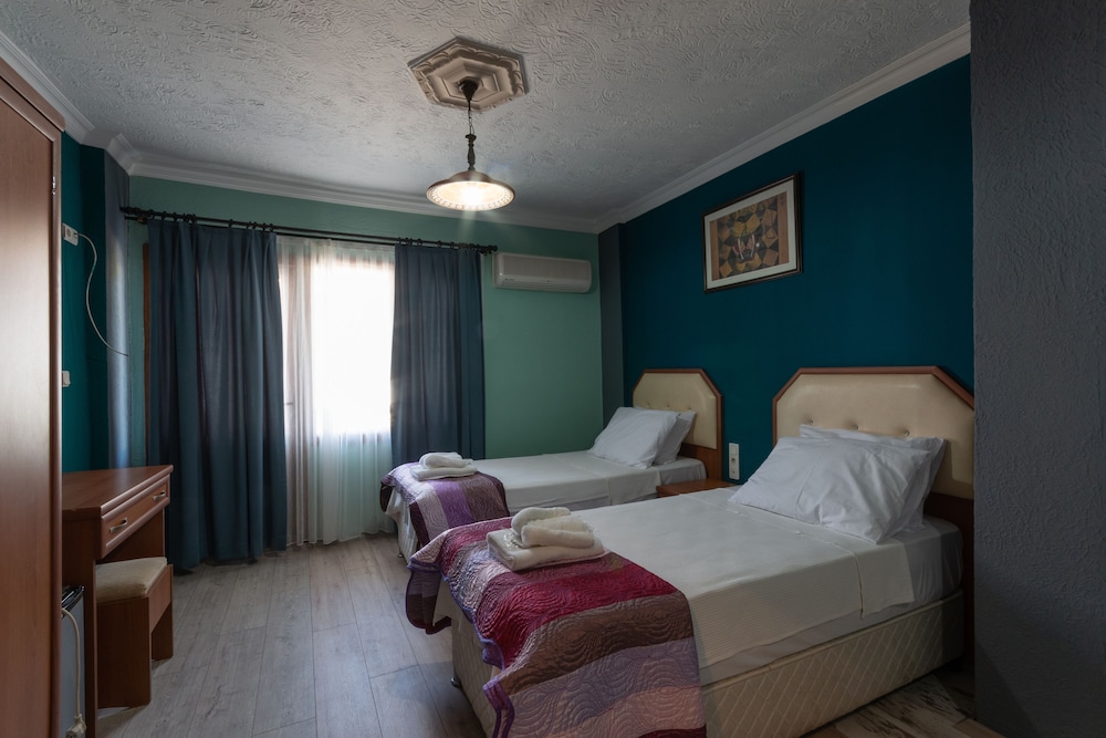 Rebetika Hotel 30/67