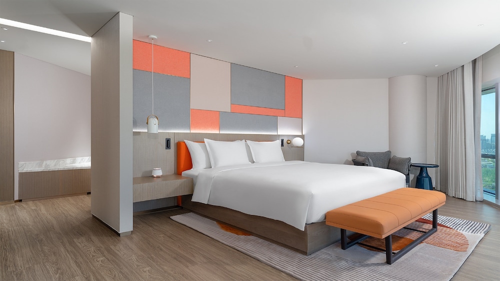 1 Bedroom, Suite, Single Bed, Lake View, Dining Area