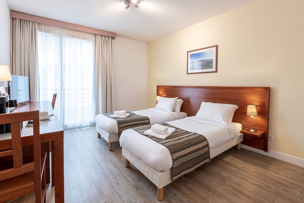 STUDIO, DOUBLE OR TWIN BED