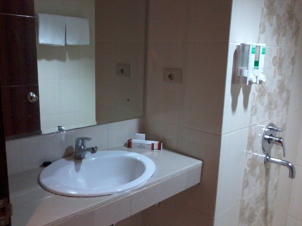 HOTEL BANDARA SYARIAH 16/48