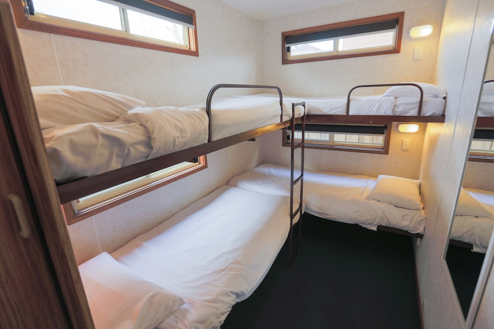 2 Bedrooms, 2 Bunk Beds, Queen Bed