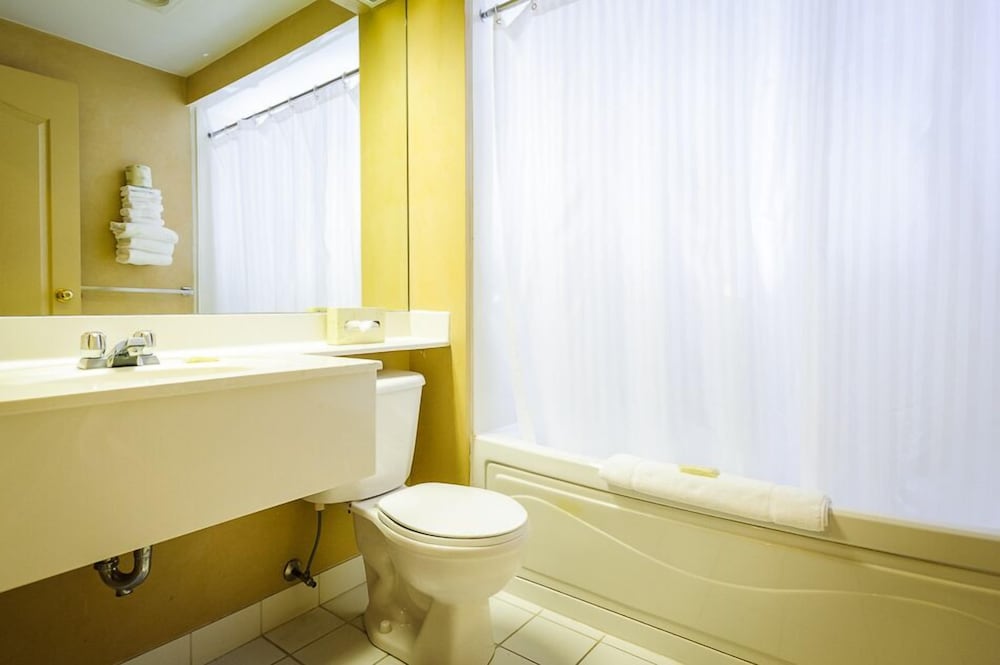 Peterborough Inn & Suites Hotel 63/64