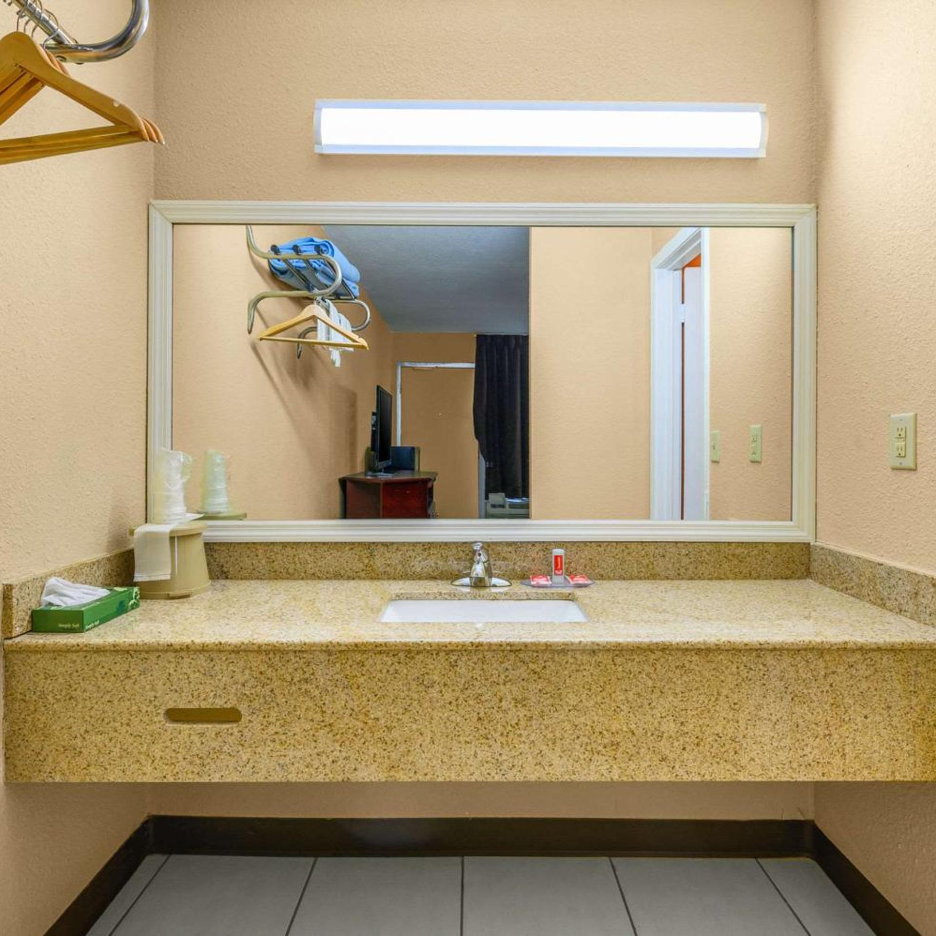 Room, Queen Bed, Exterior Entrance, Smoking، Econo Lodge Decatur South 3/3