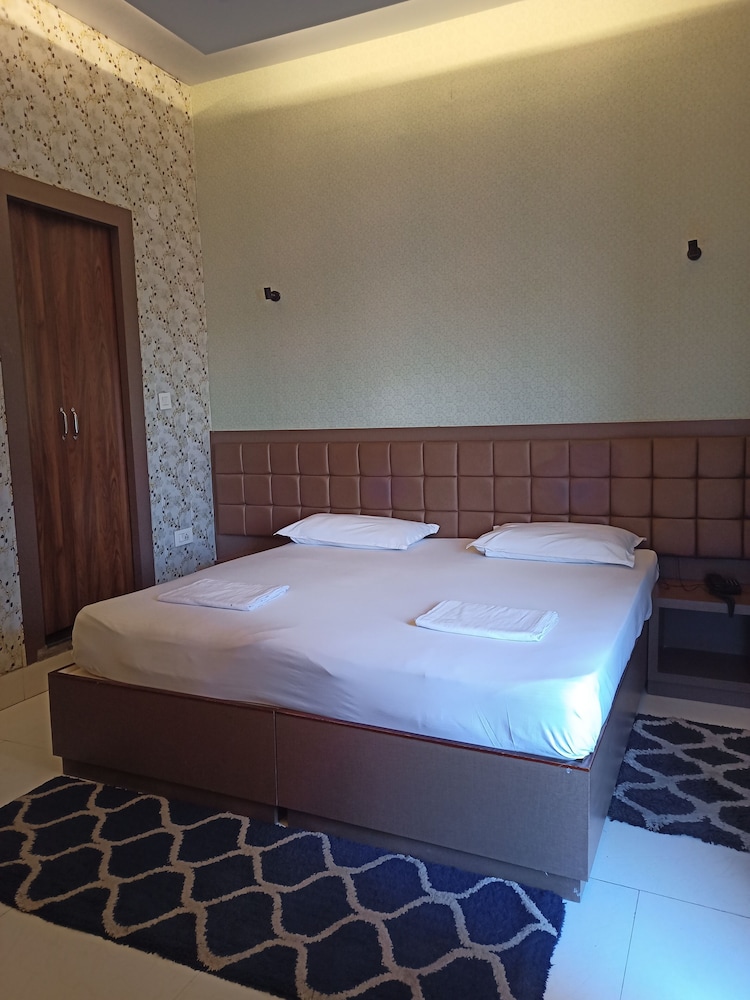 DELUXE, KING BED