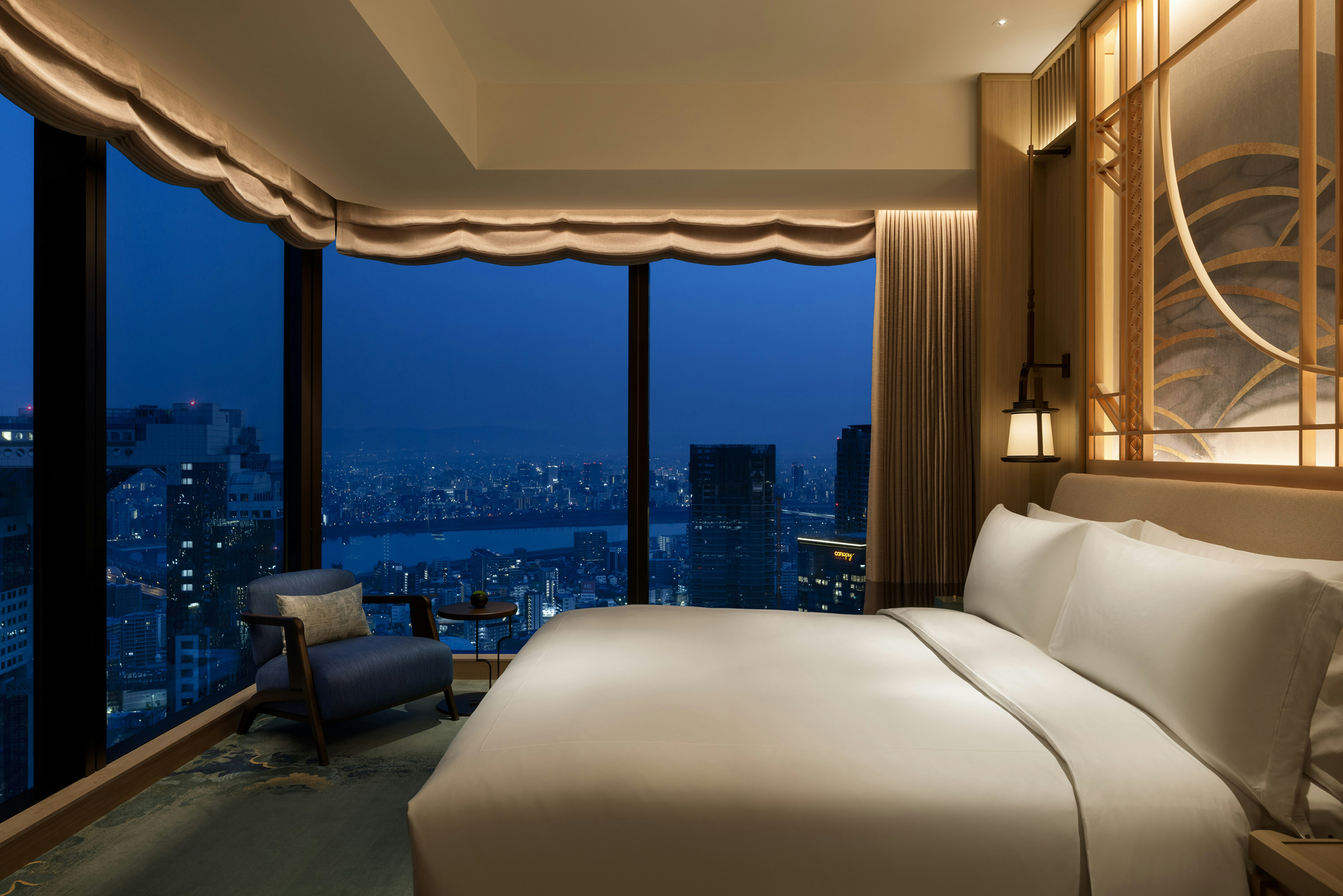 SUITE, KING BED, RIVER VIEW, CORNER