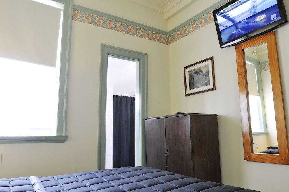 HOTEL GOSFORD 51/64