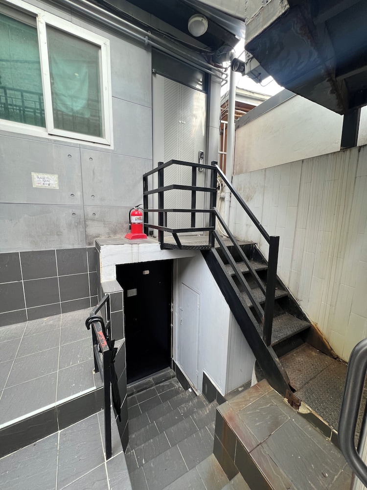 JNINE Guest House 57/59