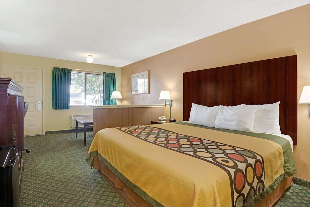 Super 8 by Wyndham Universal City 32/55