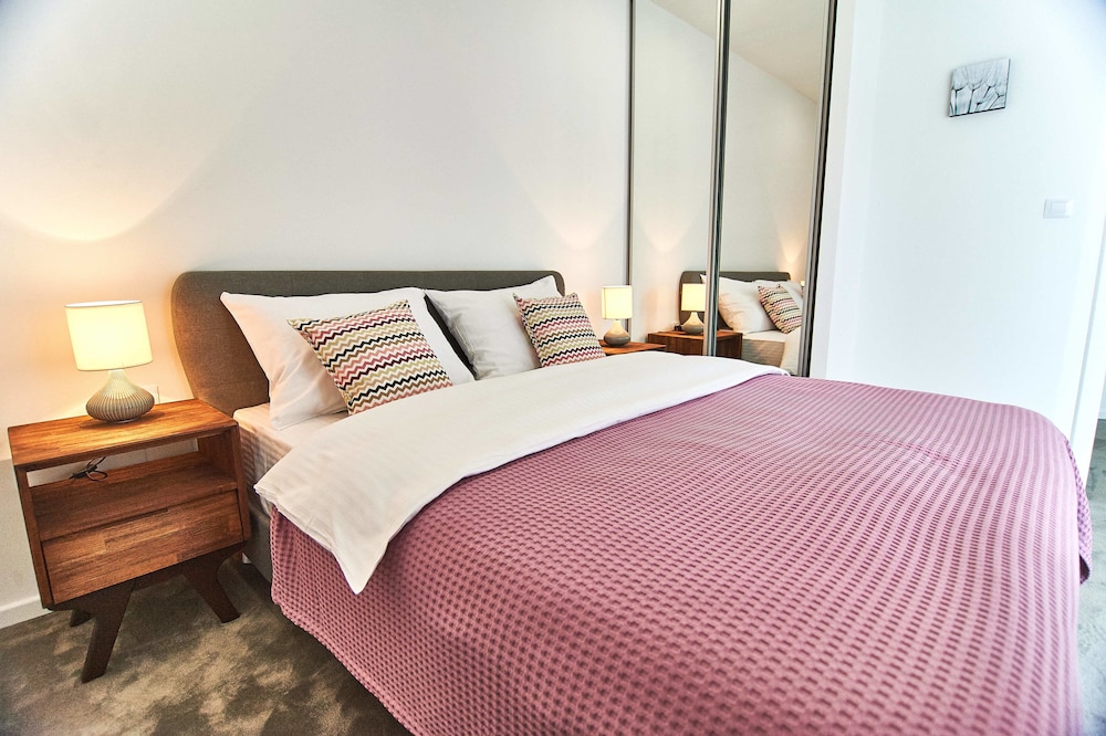DELUXE, DOUBLE BED