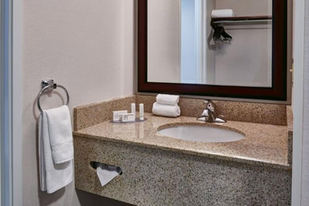 Fairfield Inn Detroit Livonia 6/21