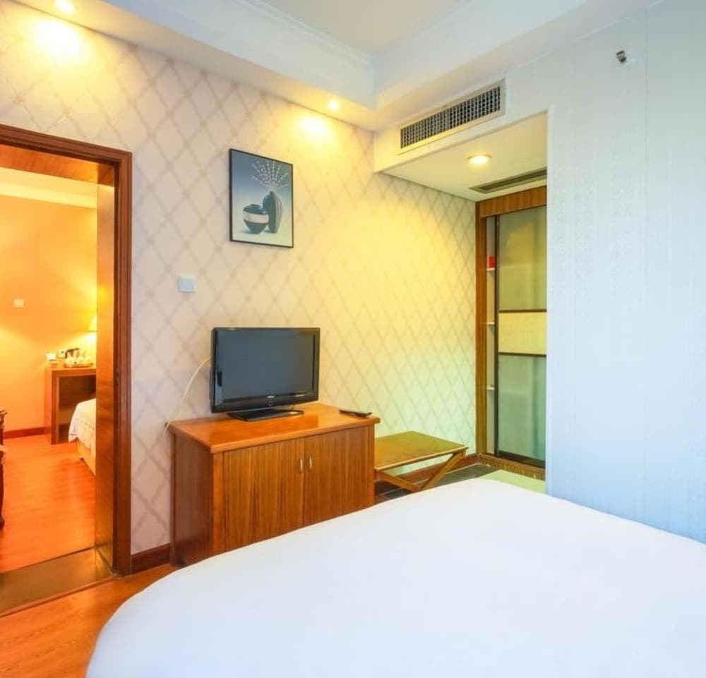 Huaqiao 17/50